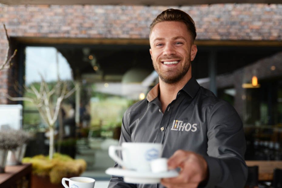 Werknemer blij met koffie kopje